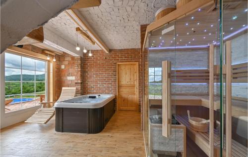 uma casa de banho com uma banheira e uma janela em 3 Bedroom Lovely Home In Jelenscak em Donje Makojišće