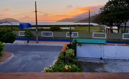 an empty parking lot with a sunset in the background at Pousada Recanto Verdes Mares in Arraial do Cabo