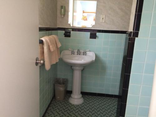 W łazience znajduje się umywalka i lustro. w obiekcie Windswept Motel w mieście Point Pleasant Beach