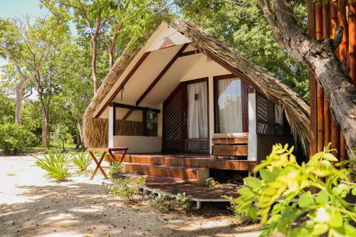 een klein huis met een rieten dak bij Hotel Islabela Islas Del Rosario in Isla Grande