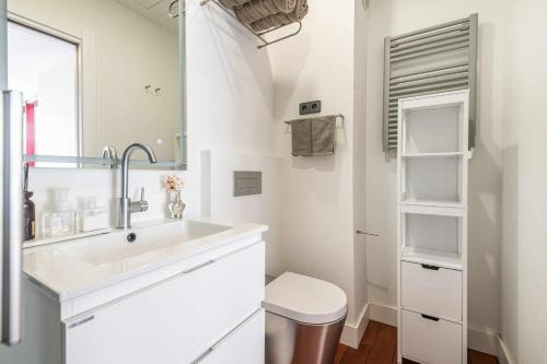 een witte badkamer met een wastafel en een toilet bij Chueca Gran Via Recoletos Libertad 24 12 in Madrid