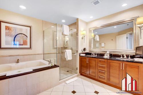 une salle de bain avec une baignoire, une douche et un lavabo dans l'établissement MGM Signature-25-815 Strip View Balcony Studio, à Las Vegas