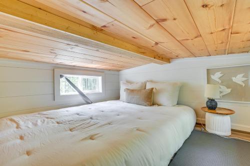 Cama grande en habitación con techo de madera en Contemporary Starkville Tiny Cabin 3 Mi to MSU!, en Starkville