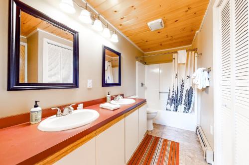 a bathroom with two sinks and a toilet at Cow Hill Haven in Bartlett