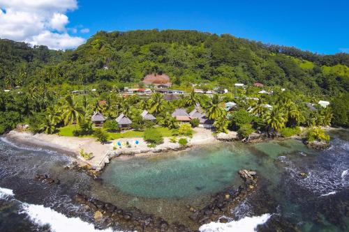 eine Luftansicht eines Resorts auf einer tropischen Insel in der Unterkunft Punatea Village in Afaahiti