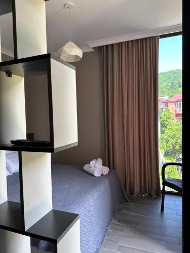 Villa Residence في كفارياتي: غرفة نوم بسرير ونافذة كبيرة