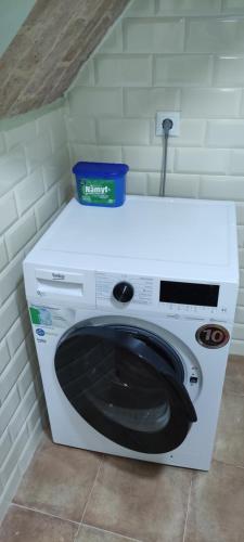 a white microwave sitting on top of a washing machine at Atocha Boutique Badajoz in Badajoz