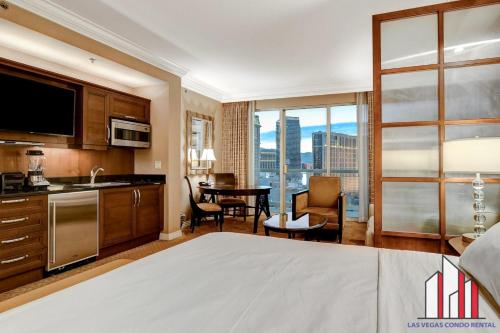 Una cocina o zona de cocina en MGM Signature-22-707 F1 Track & Strip View Balcony