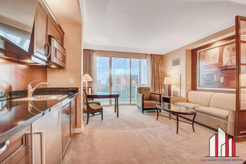 Una cocina y una sala de estar con un sofá y una mesa. en MGM Signature-22-707 F1 Track & Strip View Balcony, en Las Vegas