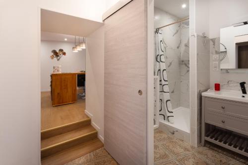 un baño con ducha y lavabo en Le Pécharmant - lescapade medievale Sarlat, en Sarlat-la-Canéda