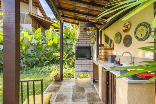 una cocina al aire libre con fregadero y barra en Casa na Barra do Sahy - Beira Mar - Litoral Norte SP en São Sebastião