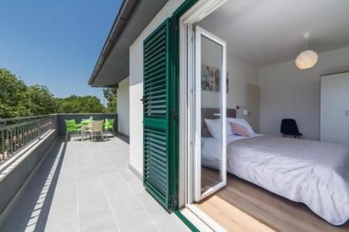 1 dormitorio con 1 cama en el balcón en Family Villa Old Garden with heated swimming pool and private tavern, en Opanci