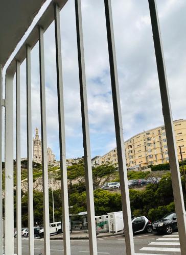een balkon met uitzicht op een parkeerplaats bij Le soulier de notre dame in Marseille