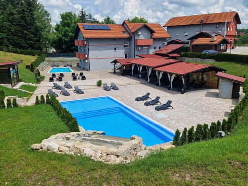 - une vue aérienne sur la piscine dans la cour dans l'établissement Plitvice Palace, à Grabovac