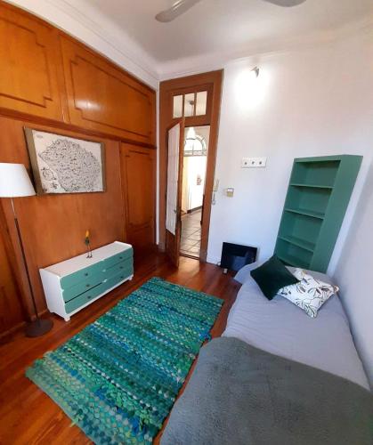 1 dormitorio con cama y alfombra azul en Arrabalera en Buenos Aires