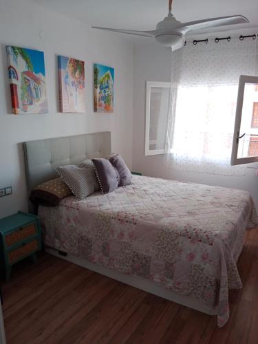 1 dormitorio con cama y ventana en caracas en Salou