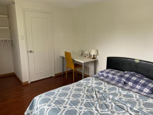 多倫多的住宿－Homehouse，一间卧室配有一张床、一张桌子和一张桌子