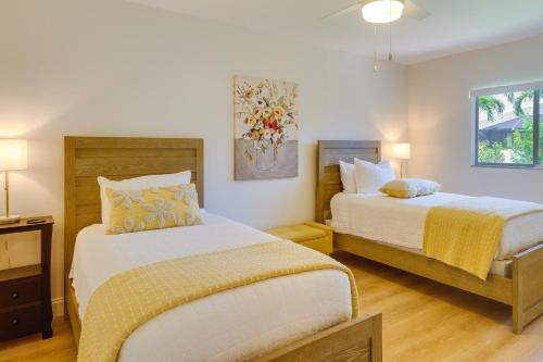 een slaapkamer met 2 bedden en een tafel met lampen bij Pet-Friendly Cape Coral Vacation Rental with Lanai! in Cape Coral