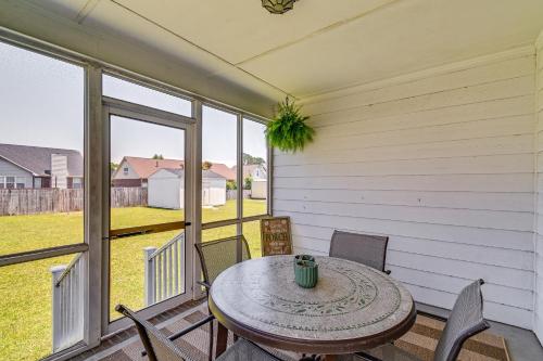 Φωτογραφία από το άλμπουμ του Roomy Fayetteville Home Rental with Screened Porch! σε Hope Mills