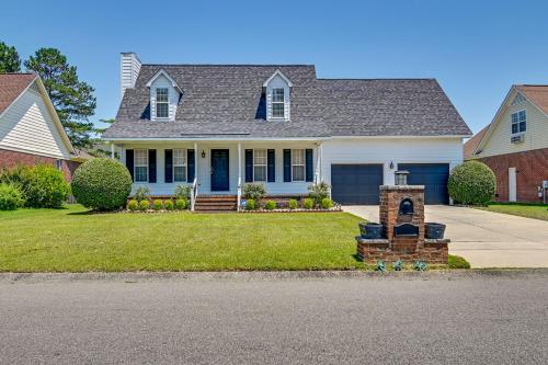 Φωτογραφία από το άλμπουμ του Roomy Fayetteville Home Rental with Screened Porch! σε Hope Mills