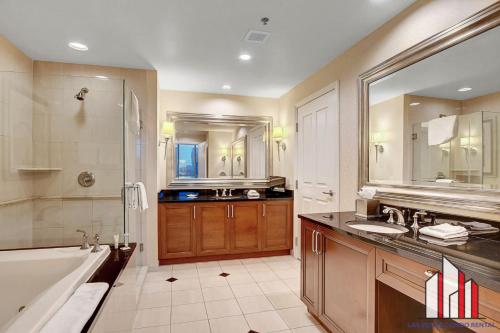 een grote badkamer met een bad en een wastafel bij MGM Signature-30-721 1Br2Ba F1 Strip View Balcony in Las Vegas