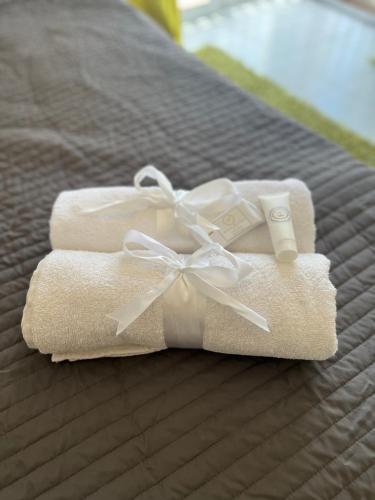 - une paire de serviettes avec une étrave sur un lit dans l'établissement Large Panoramic Villa Retreat, à Biot