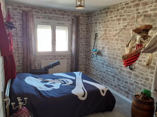Un dormitorio con una cama con una guitarra. en Appart Aventure, logement entier + escape game !, en Reims