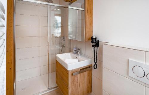 y baño con lavabo y ducha. en Amazing Home In St, Michael Im Lungau With Sauna en Sankt Michael im Lungau