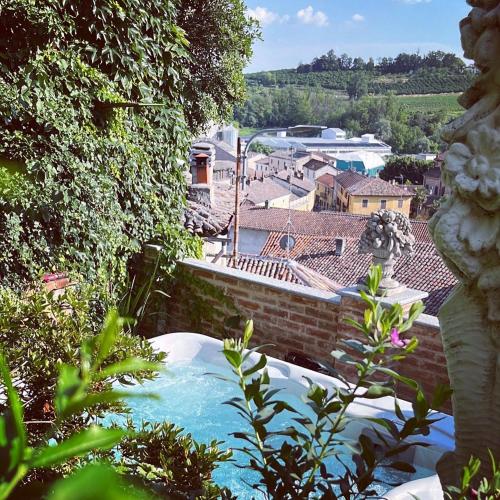 a view of a swimming pool in a garden at Ai Leoni Ruggenti - Giardino Segreto con Vista sul Monferrato in Ottiglio
