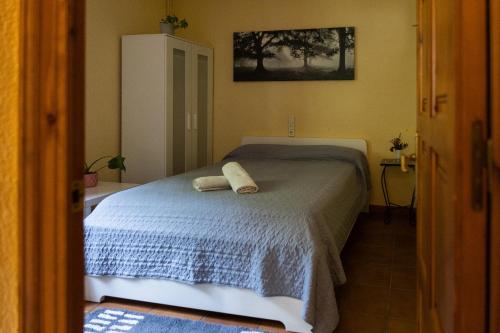 Casa Can Rufo de Rupit في روبيت: غرفة نوم عليها سرير وفوط