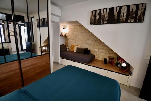 - une chambre avec un canapé et un lit dans l'établissement Maison de village rénovée !, au Grau-du-Roi