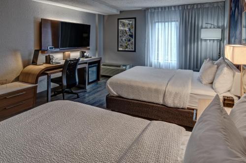 um quarto de hotel com duas camas e uma secretária em Courtyard by Marriott Nashville Vanderbilt West End em Nashville