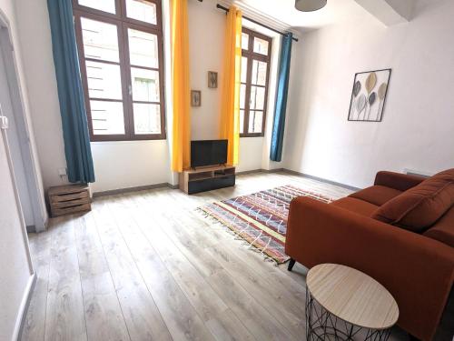 un soggiorno con divano e TV di Le Saint Jean Cosy et Confort a Villefranche-de-Conflent