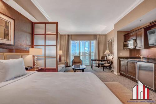 Habitación de hotel con cama y cocina en MGM Signature-33-805 F1 Track & Strip View Balcony en Las Vegas