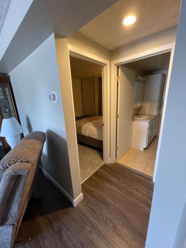 Pokój z sypialnią z łóżkiem i korytarzem w obiekcie Lakeshor Motor Inn w mieście Virginia