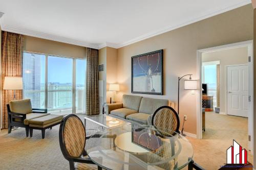 sala de estar con sofá, mesa y sillas en MGM Signature-34-821 1Br2Ba F1 Strip View Balcony en Las Vegas