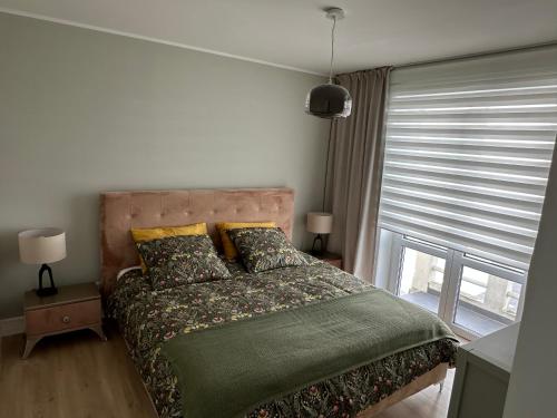 een slaapkamer met een bed en een raam bij PHEBUS in Berck-sur-Mer