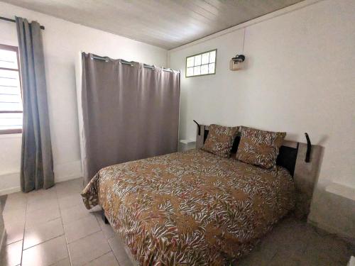 - une chambre avec un lit et une fenêtre dans l'établissement Appartement Le Fort Vue montagne, à Villefranche-de-Conflent