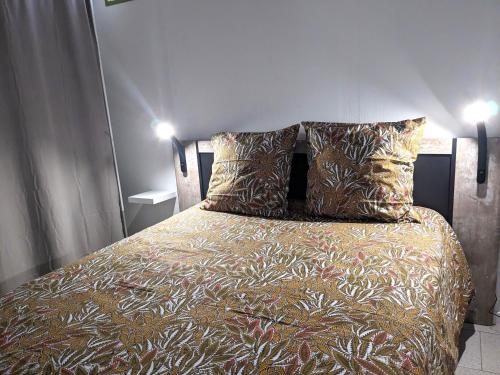 Tempat tidur dalam kamar di Appartement Le Fort Vue montagne