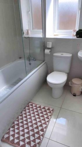 y baño con aseo, ducha y lavamanos. en 3 stories, 5 BR House in Prime Location with balcony and shared Garden, en Liverpool