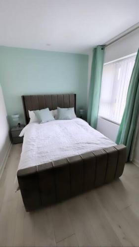 1 dormitorio con 1 cama grande en una habitación en 3 stories, 5 BR House in Prime Location with balcony and shared Garden, en Liverpool