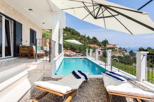 Villa con piscina y sombrilla en Amazing sea view place with swimming pool, en Sveta Nedelja