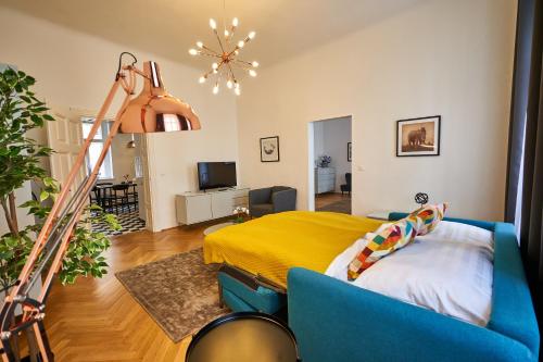 ein Schlafzimmer mit einem Bett und einer Leiter in einem Zimmer in der Unterkunft Fancy Home For 5 With Self-Check-In At Spittelberg in Wien