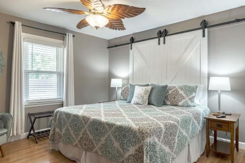 um quarto com uma cama e uma ventoinha de tecto em Cottelville Bungalow Bill Pool side retreat by Sarah Bernard Vacation Rentals em Cottleville