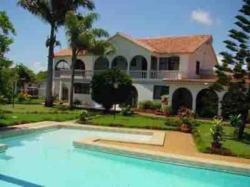 The Embassy Residence في مومباسا: حمام سباحة كبير أمام المنزل