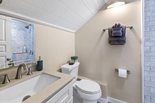 Baño blanco con aseo y lavamanos en 3982S Kalakaua Gorgeous Princevile Studio, en Princeville