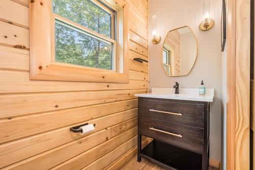 ein Bad mit einem Waschbecken und einem Spiegel in der Unterkunft Camp Anawanna in McHenry