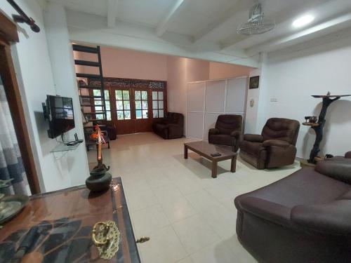 Ruang duduk di Green Stay