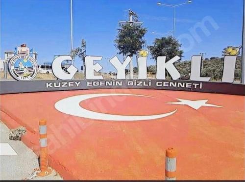 a sign for the celtics on a basketball court at Geyikli Ada Apart Otel in Geyikli