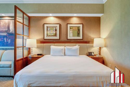 Ένα ή περισσότερα κρεβάτια σε δωμάτιο στο MGM Signature-29-607 F1 Track & Strip View Balcony